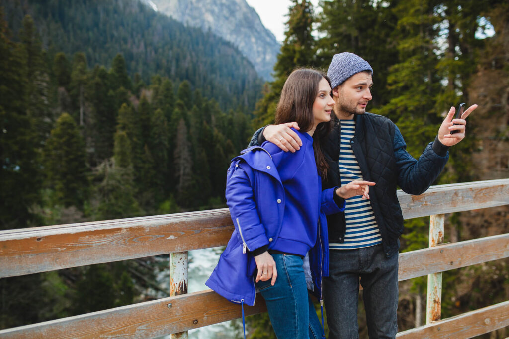 young-hipster-couple-love-winter-vacation-mountains
